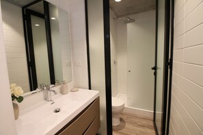 Shower, rainfall showerhead, free toiletries, towels - hUB Antofagasta (Antofagasta)