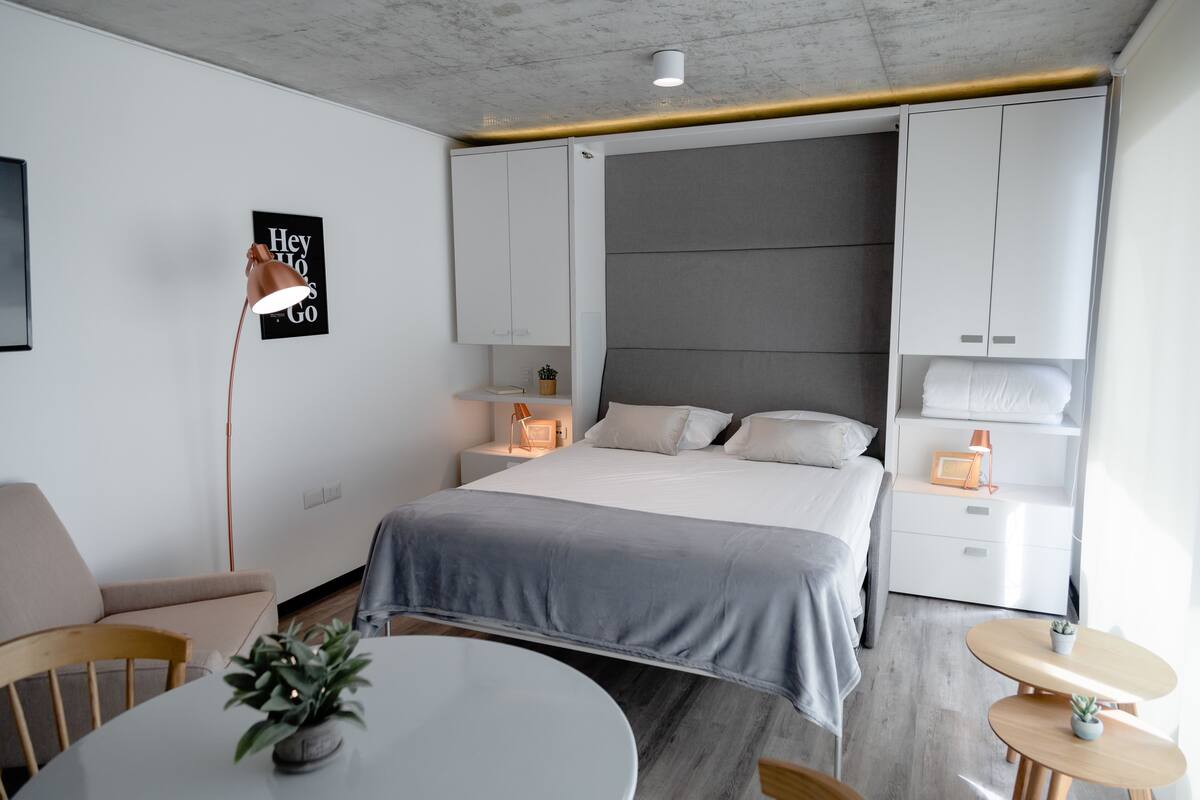Estudio estándar, 1 cama matrimonial | Caja de seguridad en la habitación, wifi gratis y ropa de cama 
