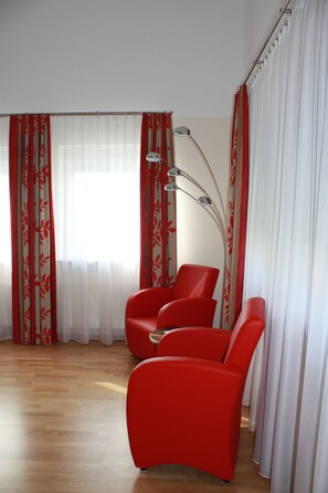 コンフォート ツインルーム | リビング エリア | 薄型テレビ