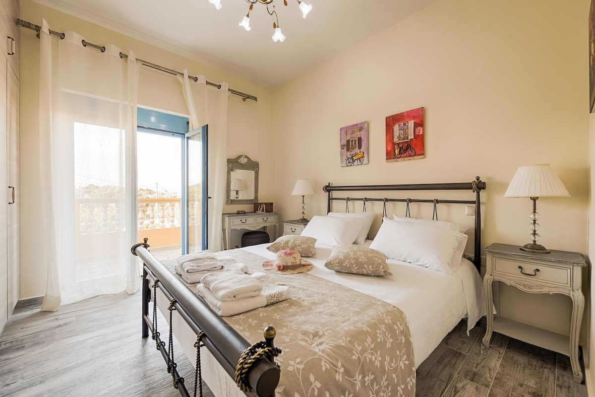 3 bedrooms, premium bedding, memory-foam beds, in-room safe