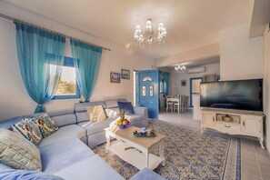 Villa Deluxe, 3 chambres, vue piscine | Coin séjour | Télévision à écran plat de 32 pouces avec chaînes par satellite