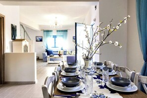 Deluxe-villa - 3 soveværelser - udsigt til pool | Opholdsområde | 32-tommers fladskærms-tv med satellitkanaler, plasma-tv, dvd-afspiller