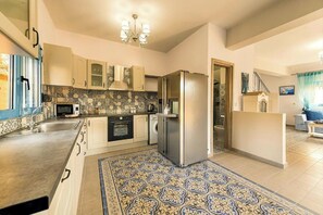 Villa Deluxe, 3 chambres, vue piscine | Cuisine privée | Grand réfrigérateur, micro-ondes, four, plaque de cuisson