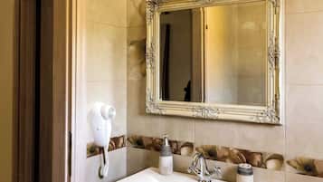 Combined shower/bathtub, jetted bath, free toiletries, hair dryer