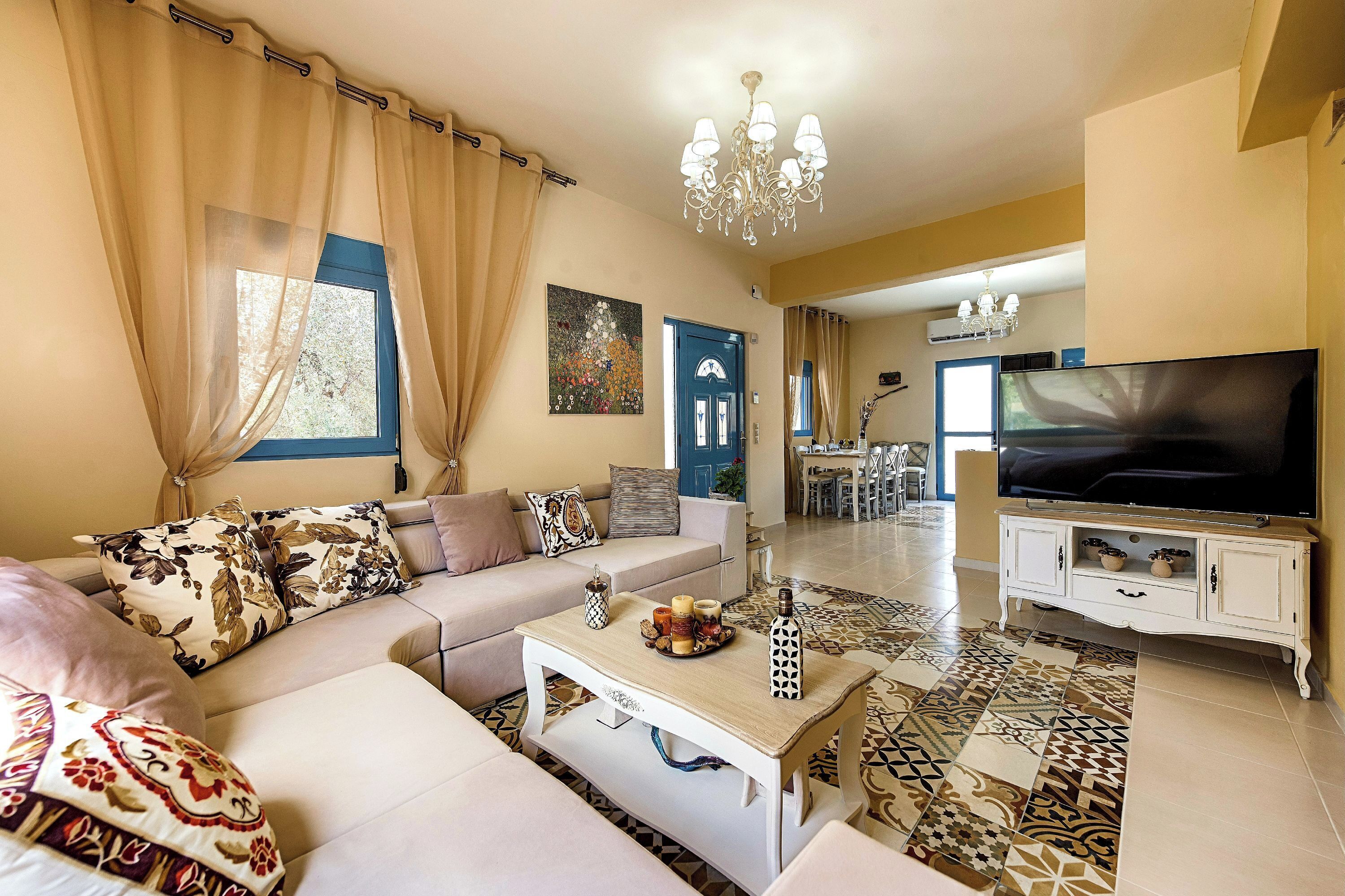 Superior Villa, 3 Bedrooms, Pool View | Ruang tamu | 32 inci televisyen skrin rata dengan satelit, TV Plasma, pemain DVD