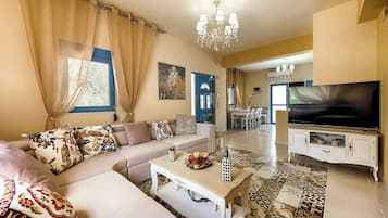 Superior Villa, 3 Bedrooms, Pool View | Ruang tamu | 32 inci televisyen skrin rata dengan satelit, TV Plasma, pemain DVD