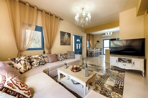 Superior Villa, 3 Bedrooms, Pool View | Ruang tamu | 32 inci televisyen skrin rata dengan satelit, TV Plasma, pemain DVD