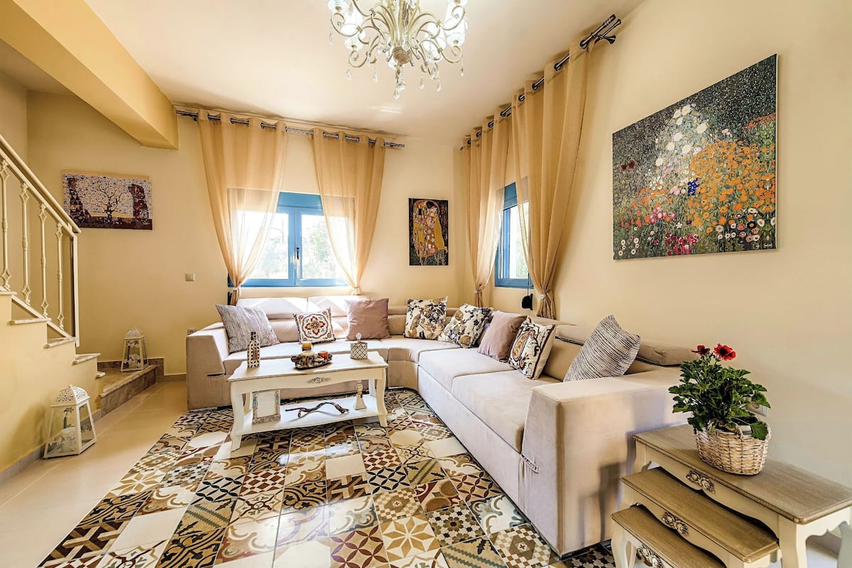 Villa – superior, 3 soverom, bassengutsikt | Oppholdsområde | En 32-tommers Flatskjerm-TV med Parabol-TV samt plasma-TV og DVD-spiller