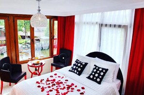 Kamar Double Deluks, jet tub, pemandangan sungai | Setrika/meja setrika dan Wi-Fi gratis