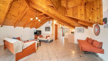 Luxury Apartment, 2 Bedrooms (Attic) | Living area