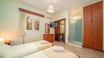 Luxury Apartment, 3 Bedrooms | Premium bedding, down comforters, pillowtop beds, in-room safe