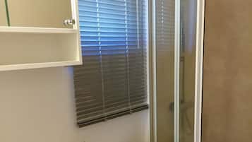 Douche, sèche-cheveux, serviettes fournies