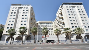 Um hotel moderno e alto, com vários andares e varandas.