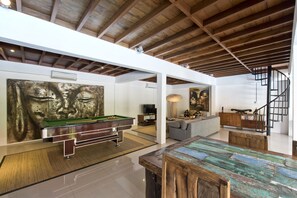 Villa Supérieure, 4 chambres | Salle de séjour | Télévision