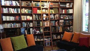A cozy reading area with a bookshelf, two sofas, and a small table with chess sets. - idealsejour (Cannes)