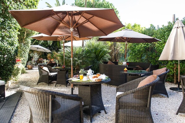 Outdoor dining - idealsejour (Cannes)
