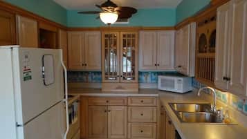 Condo, 1 Bedroom | Private kitchen