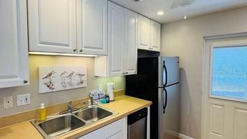 Apartment, 2 Bedrooms | Private kitchen | Dishwasher, cookware/dishes/utensils