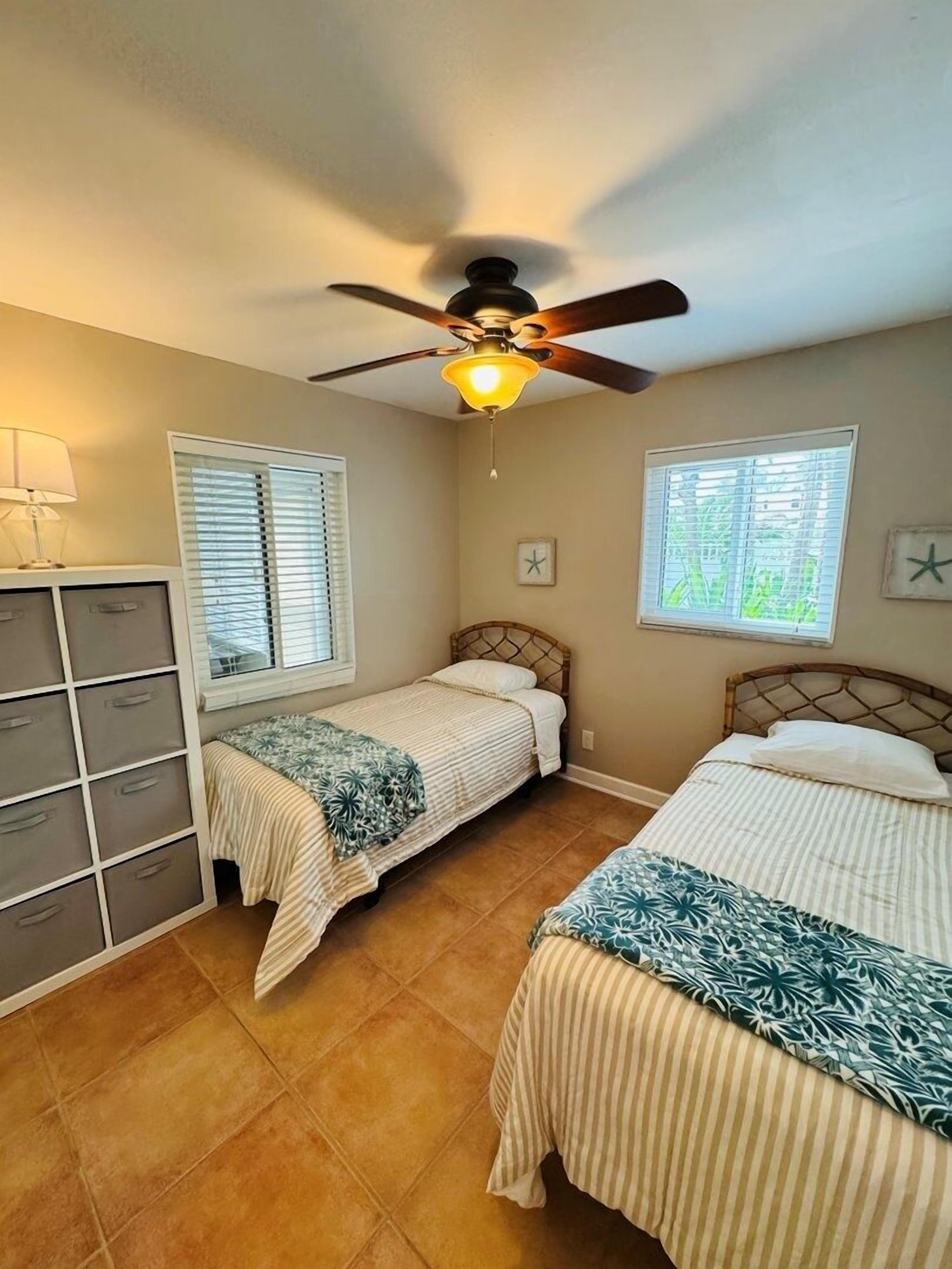 2 عدّة غرف نوم وواي فاي مجانًا وملاءات أسرّة