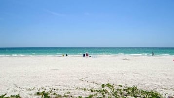 Apartment, 2 Bedrooms | Beach | Beach nearby