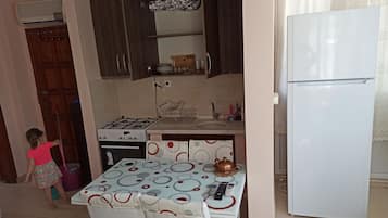 Basic Condo | Desk, laptop workspace, free WiFi, bed sheets