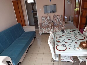 Basic Condo | Desk, laptop workspace, free WiFi, bed sheets - Caner Hotel (Kemer)