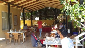 Breakfast and dinner served