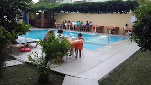 Seasonal outdoor pool, pool umbrellas, sun loungers - Caner Hotel (Kemer)