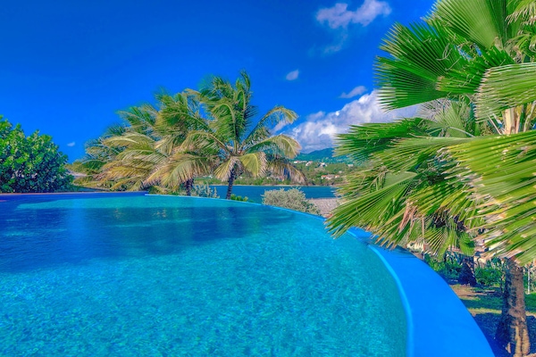 Piscina all'aperto, lettini