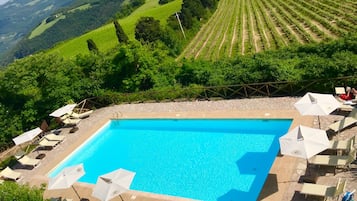 Piscine extérieure (ouverte en saison), parasols de plage