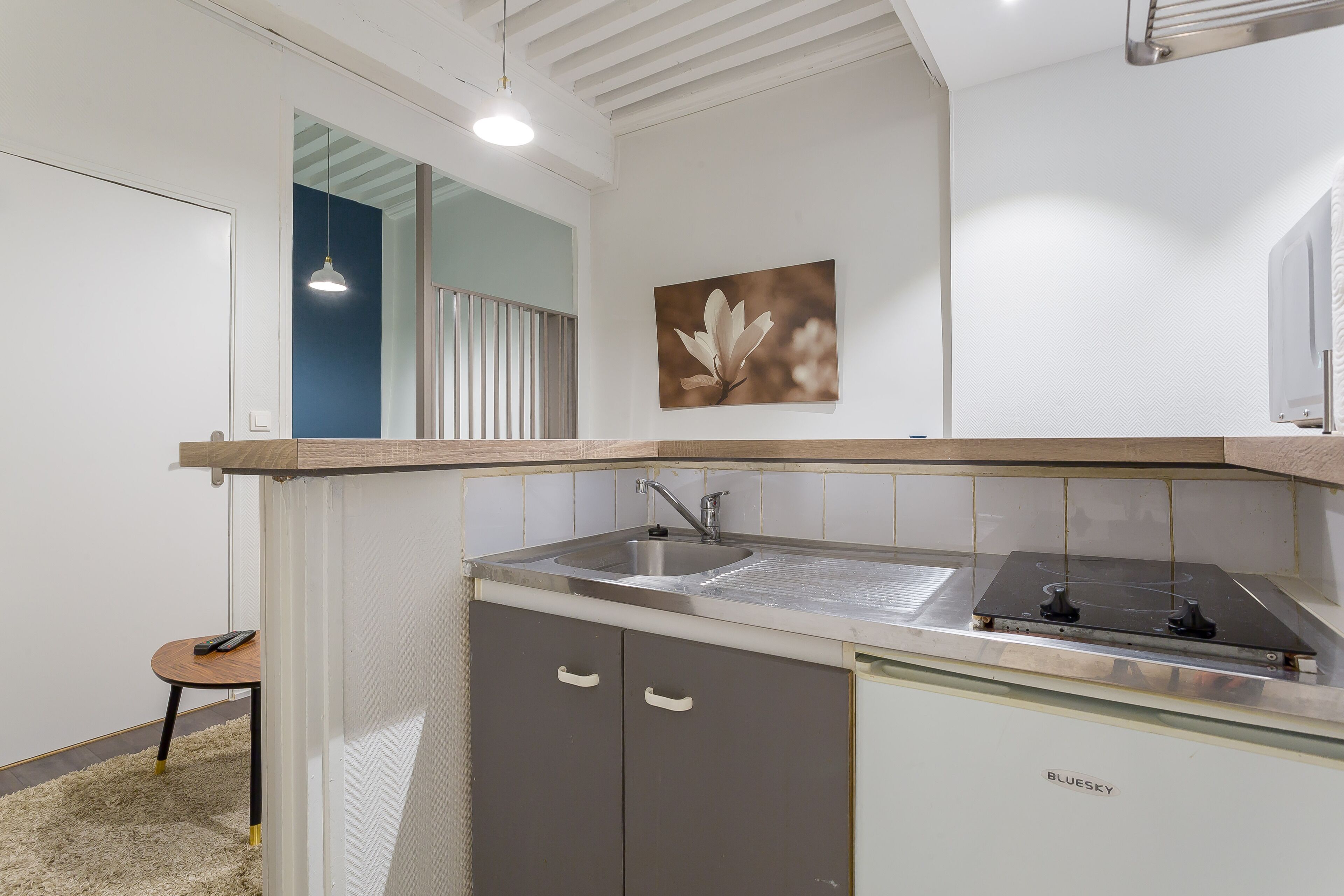 Kylskåp, mikrovågsugn, spishäll och kaffe- och tebryggare