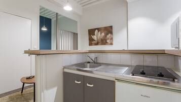 KylskÄp, mikrovÄgsugn, spishÀll och kaffe- och tebryggare