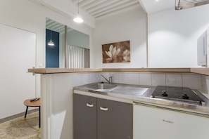 Réfrigérateur, micro-ondes, plaque de cuisson, cafetiÚre/bouilloire