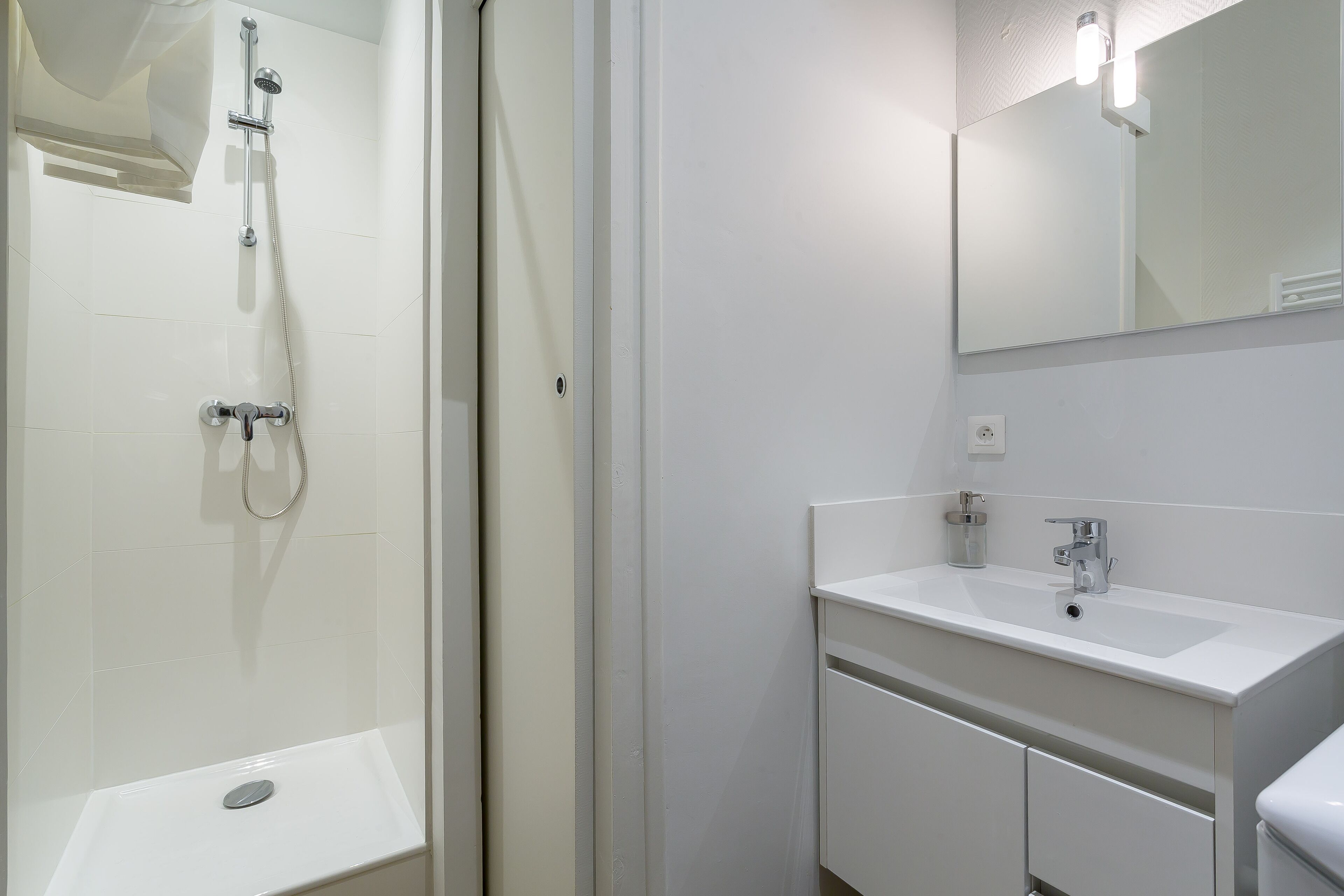 Dusch, hårtork, handdukar och toalettpapper