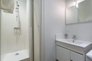 Douche, sĂšche-cheveux, serviettes fournies, papier toilette