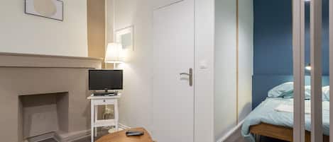 2 bedrooms, memory-foam beds, iron/ironing board, Internet