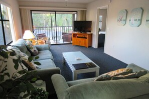 Condo, 2 Bedrooms | Living area