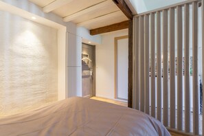 1 soverom, memory foam-senger, strykejern/-brett og internettilgang