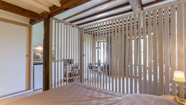 Un dormitorio con una cama, un escritorio y una silla.
