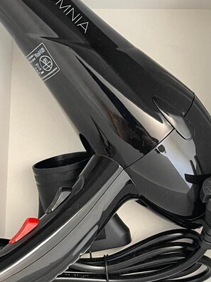 Bruser, designertoiletartikler, hårtørrer, hjemmesko