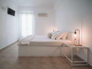 Basic Room, 1 Bedroom | Iron/ironing board, free WiFi, bed sheets - Giosifaki (Syros)
