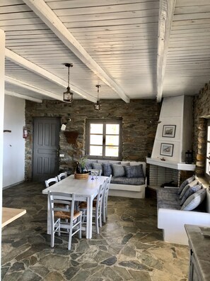 Traditionell villa - 2 sovrum - 2 badrum - mot havet | Vardagsrum | Platt-tv