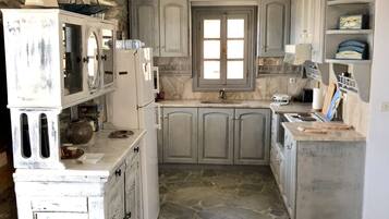 Biệt thự truyền thống, 2 phòng ngủ, 2 phòng tắm, đối diện biển | Bếp riêng | Tủ lạnh, lò nướng, bếp nấu, dụng cụ pha cà phê/trà