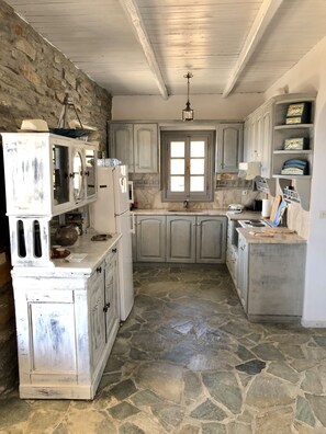 Traditionell villa - 2 sovrum - 2 badrum - mot havet | Eget kök | Stort kylskåp, ugn, spishäll och kaffe- och tebryggare