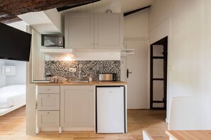 1 chambre, bureau, fer et planche à repasser, accès Internet