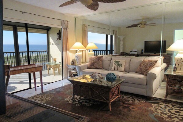 Condo, 2 chambres | Aire de séjour | Téléviseur