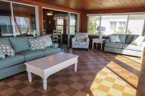 Casa, 2 habitaciones | Zona de estar | Una televisión