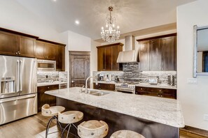 Townhome, 3 Bedrooms | Private kitchen | Full-sized fridge, microwave, oven, stovetop - New Luxury 3bdr Townhome/stunning Decor, Mountain Views 3 Bedroom Townhouse by RedAwning (Keystone)