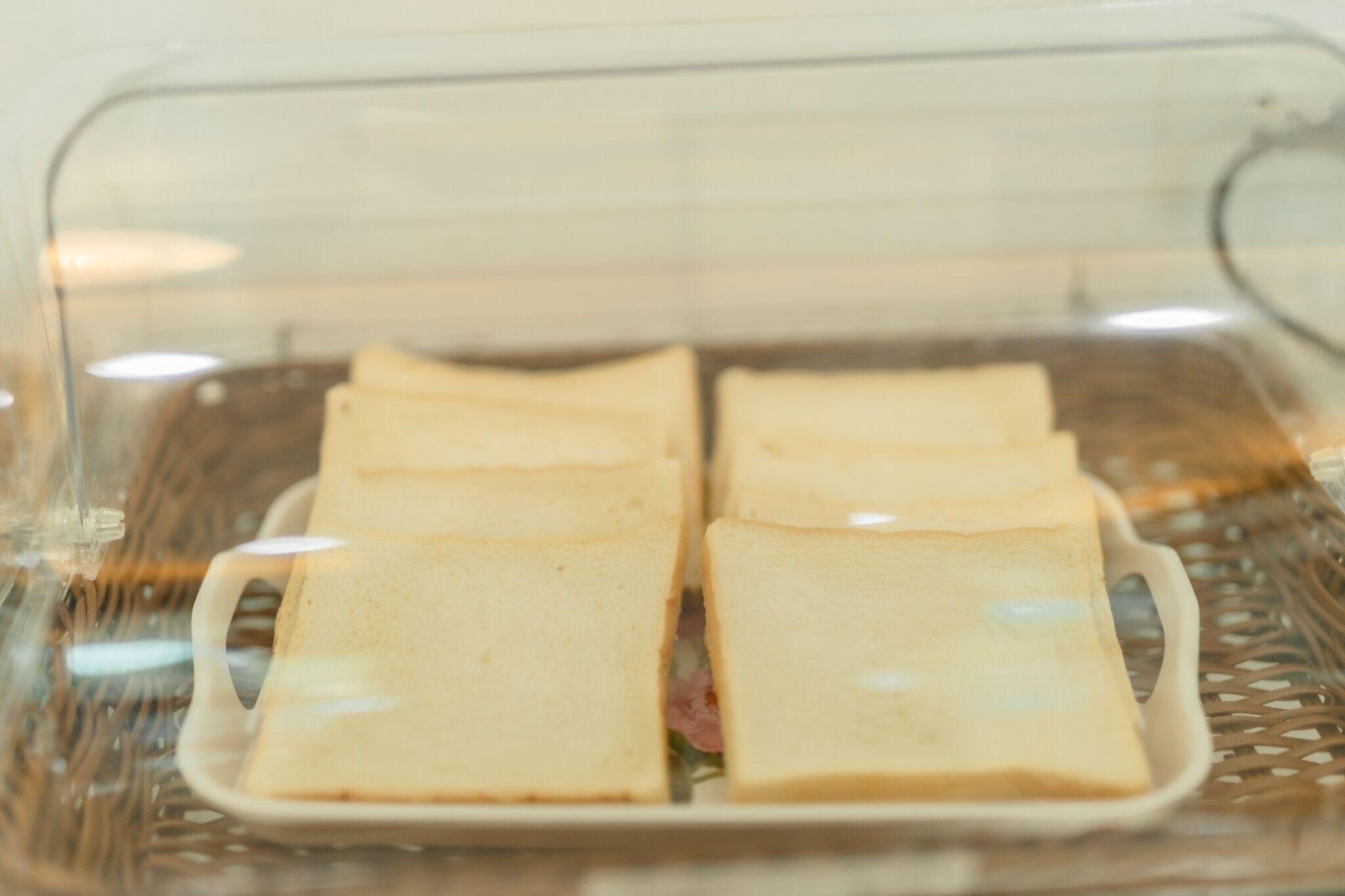 A glass display case with several slices of bread.