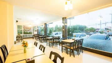 Breakfast, lunch, dinner served; Thai cuisine